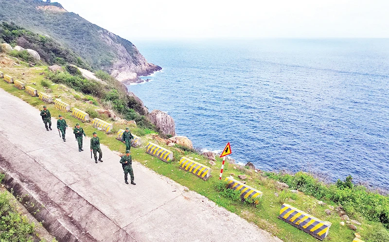 Cán bộ, chiến sĩ Đồn Biên phòng Cù Lao Chàm trong giờ tuần tra bảo vệ chủ quyền biển đảo. (Ảnh THỦY NGUYÊN) 
