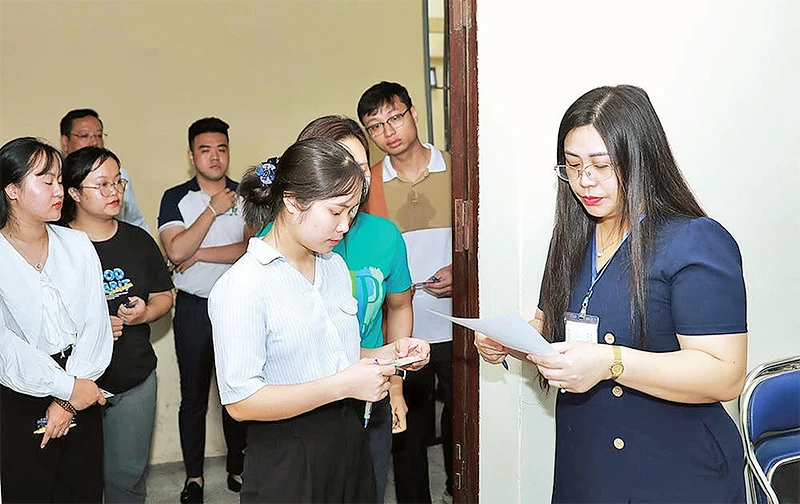 Cán bộ tham gia kỳ thi tuyển dụng công chức, viên chức khối cơ quan Đảng, Mặt trận Tổ quốc và các tổ chức chính trị-xã hội thành phố Hà Nội năm 2023. (Ảnh: QUANG THÁI) 
