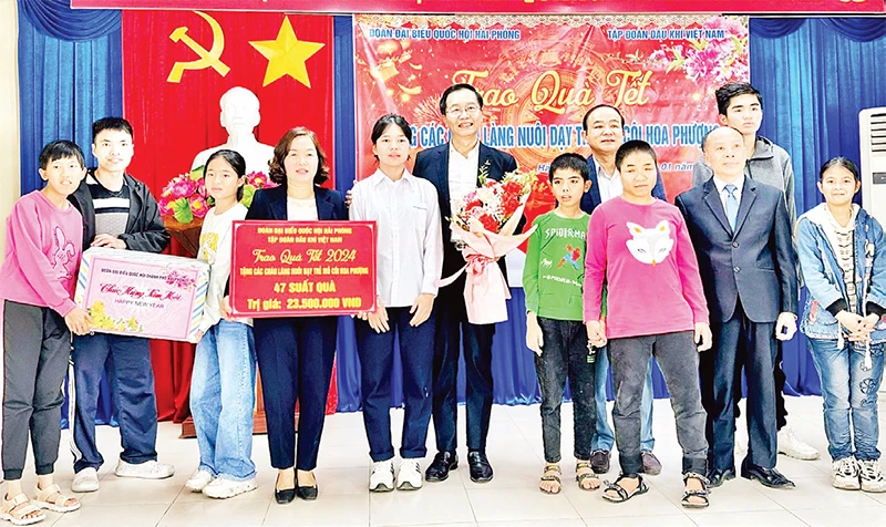 Đoàn công tác trao quà Tết tặng trẻ em tại Làng Nuôi dạy trẻ mồ côi Hoa Phượng, TP Hải Phòng. (Ảnh NGÔ QUANG DŨNG) 