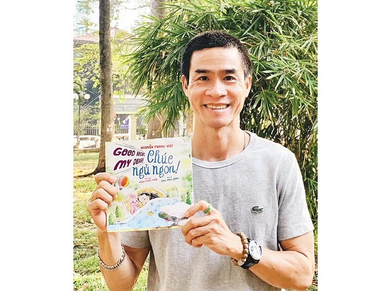 Nhà thơ Nguyễn Phong Việt với tập thơ song ngữ "Chúc ngủ ngon".