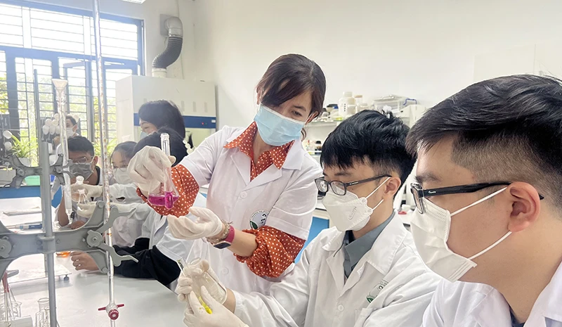 Giảng viên bộ môn Hóa Dược, Trường đại học Dược Hà Nội hướng dẫn sinh viên nghiên cứu khoa học.