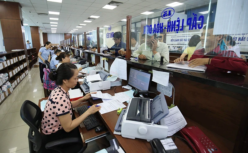 Giải quyết thủ tục hành chính cho doanh nghiệp tại Chi cục Hải quan cửa khẩu Cảng Hải Phòng. (Ảnh DUY LINH)