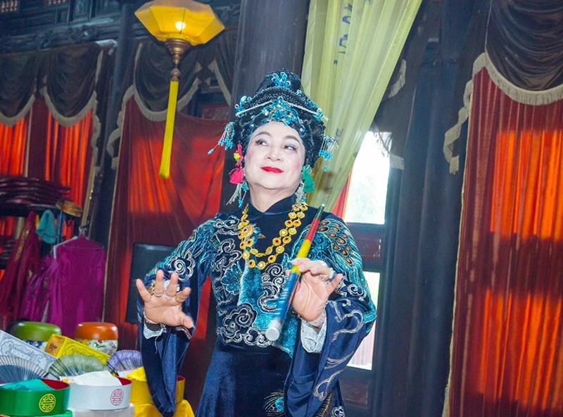 Nghệ nhân Nguyễn Đức Hiển thực hiện giá hầu Chúa Thượng Ngàn. (Ảnh TL)