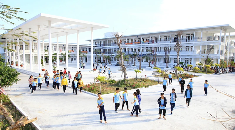 Giờ ra chơi của học sinh Trường THCS, THPT Đặng Chí Thanh, xã Cà Ná, huyện Thuận Nam.