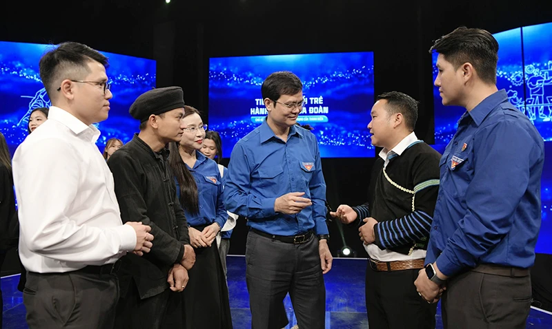 Lãnh đạo Trung ương Đoàn trao đổi với các đại biểu thanh niên bên lề Diễn đàn "Tiếng nói tuổi trẻ-Hành động của Đoàn" năm 2024.
