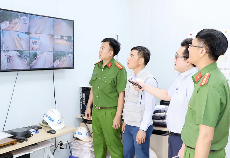Cán bộ, chiến sĩ Đồn Công an sân bay Long Thành phối hợp Ban Quản lý Dự án sân bay kiểm soát phương tiện ra vào khu vực dự án.