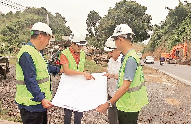 Trên công trường mở rộng dốc Cun ở thành phố Hòa Bình (Hòa Bình). 