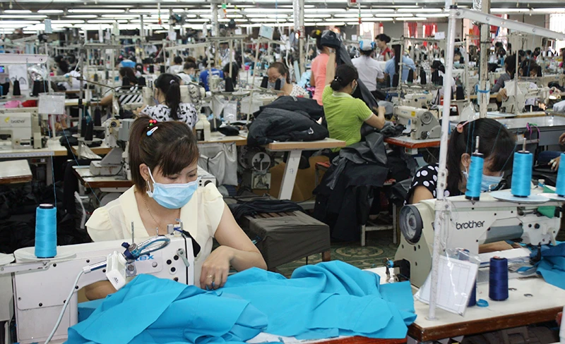 Sản xuất hàng may mặc xuất khẩu tại Công ty cổ phần Đồng Tiến.