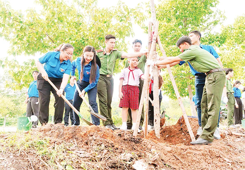 Trồng cây xanh tại Lễ ra quân chiến dịch tình nguyện hè 2024. (Ảnh Thành đoàn Thành phố)
