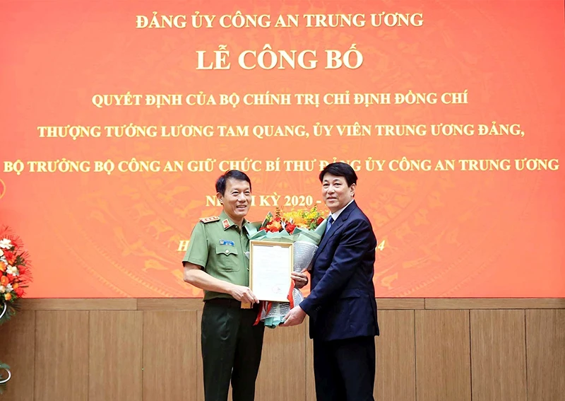 Thường trực Ban Bí thư Lương Cường trao Quyết định của Bộ Chính trị cho Thượng tướng Lương Tam Quang. (Ảnh KHỔNG HÀ)