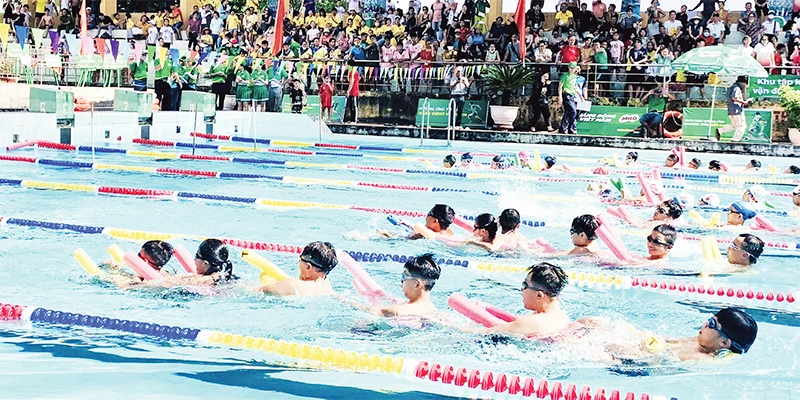 Trẻ em học bơi tại Trung tâm Thể thao dưới nước Hải Phòng.