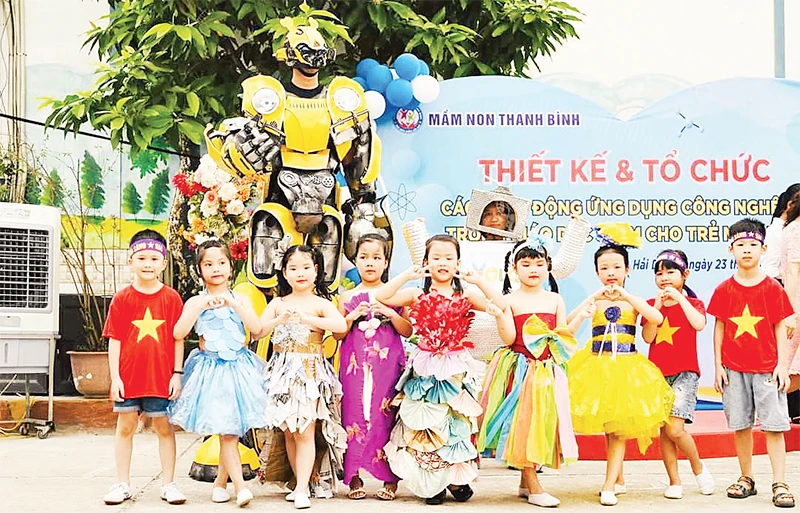 Học sinh Trường mầm non Thanh Bình trong giờ học ứng dụng công nghệ thông tin.