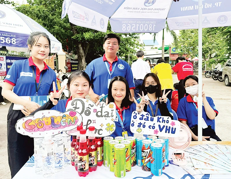 Tại mỗi điểm thi, các tình nguyện viên luôn truyền năng lượng tích cực đến thí sinh.