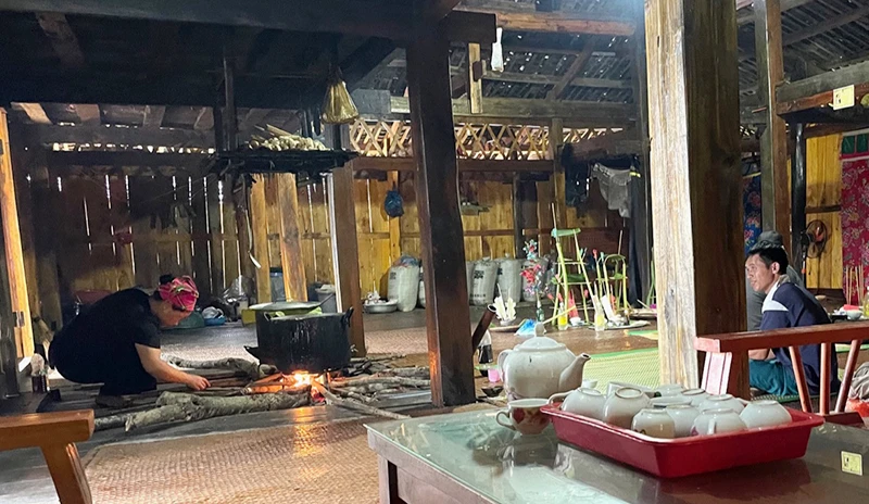 Sinh hoạt thường ngày trong căn nhà sàn của bà con Lô Lô ở Làng văn hóa cộng đồng Khuổi Khon (huyện Bảo Lạc, tỉnh Cao Bằng). 