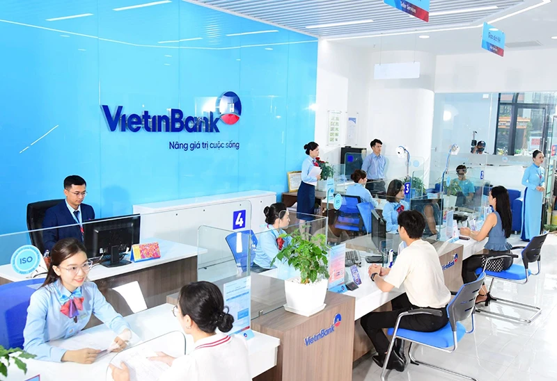 Khách hàng giao dịch tại chi nhánh Ngân hàng VietinBank.