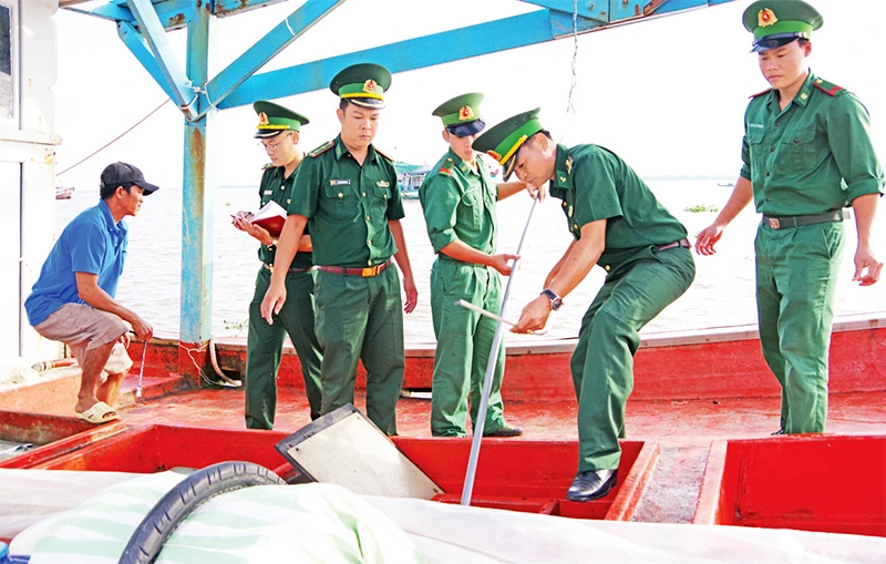 Bộ đội Biên phòng tỉnh Kiên Giang kiểm tra hầm dầu của các tàu cá.