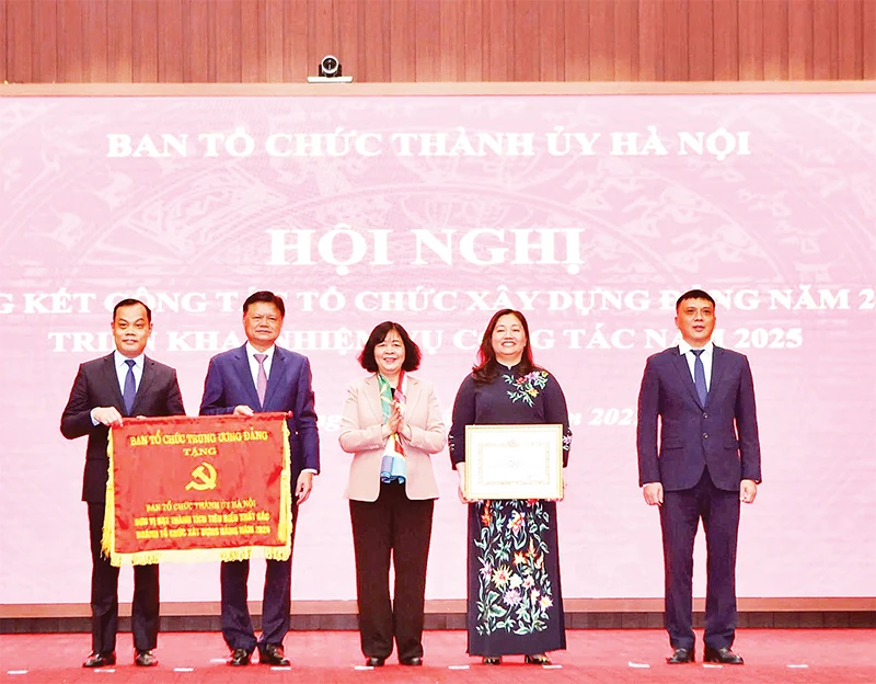 Ủy viên Bộ Chính trị, Bí thư Thành ủy Bùi Thị Minh Hoài trao Cờ thi đua của Ban Tổ chức Trung ương tặng Ban Tổ chức Thành ủy Hà Nội.