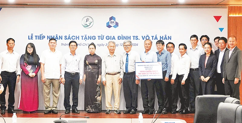 Trường đại học Bách Khoa, Đại học Quốc gia Thành phố Hồ Chí Minh tiếp nhận sách do Tiến sĩ Võ Tá Hân (người Việt Nam tại Mỹ) tặng.