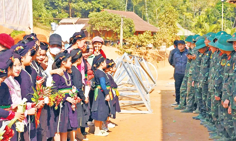 Nhân dân làng Át Thượng, xã Minh Xuân, huyện Lục Yên, tỉnh Yên Bái lưu luyến chia tay cán bộ, chiến sĩ Trung đoàn 174, Sư đoàn 316, Quân khu 2.