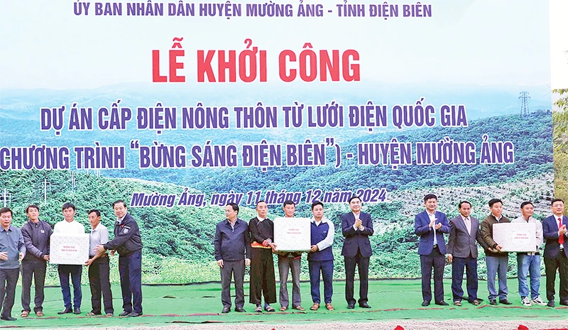 Các đồng chí lãnh đạo tỉnh Điện Biên tặng quà, cảm ơn người dân huyện Mường Ảng đã ủng hộ, tạo thuận lợi cho việc triển khai dự án cấp điện tại địa bàn.