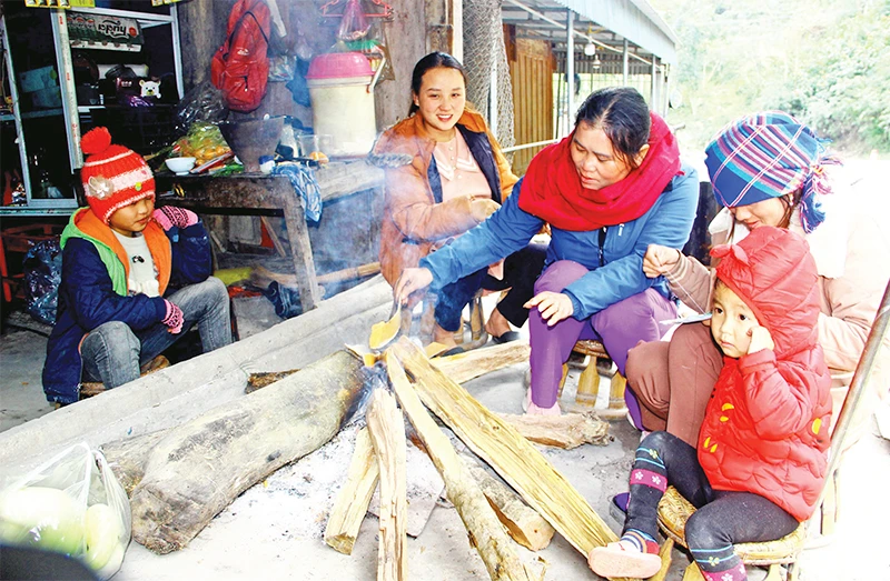 Người dân huyện vùng cao Kỳ Sơn (tỉnh Nghệ An) đốt lửa sưởi ấm trong những ngày giá rét. (Ảnh XUÂN HOÀNG)