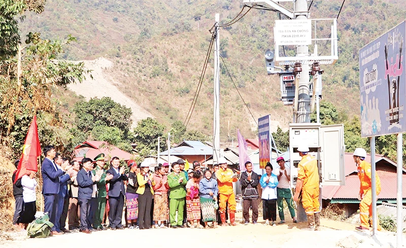 Các đồng chí lãnh đạo huyện Điện Biên và nhân dân bản Xa Cuông, xã Pa Thơm (huyện Điện Biên, tỉnh Điện Biên) vui mừng chứng kiến lễ đóng điện lưới quốc gia về bản Xa Cuông. 