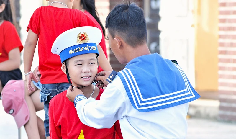 Đoàn viên lực lượng vũ trang và thiếu nhi huyện đảo Trường Sa (tỉnh Khánh Hòa).