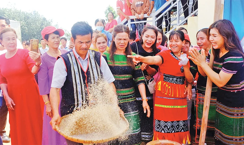 Du khách trải nghiệm giã gạo tại Ngày hội kết bạn cộng đồng của người M’nông tại huyện Bù Đăng, tỉnh Bình Phước.