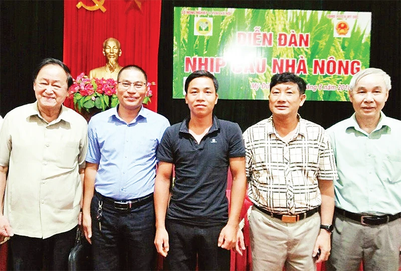 Anh Bùi Văn Thuyết (người thứ ba từ trái sang) tham gia diễn đàn "Nhịp cầu nhà nông".