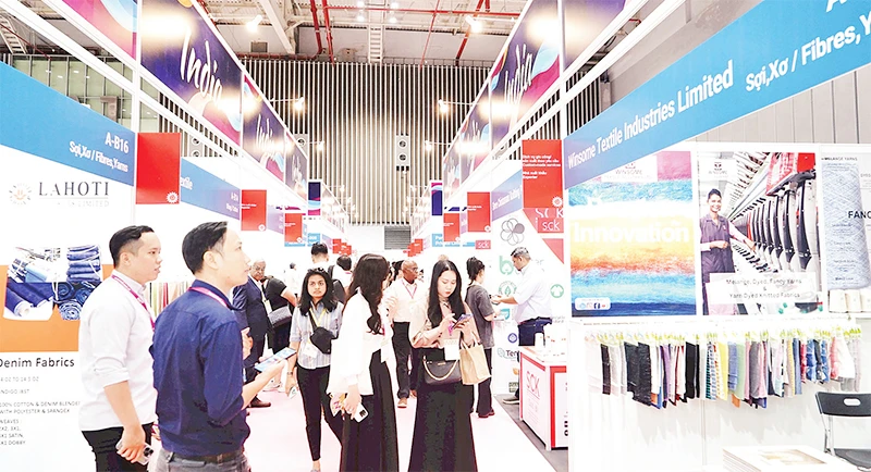 Khách tham quan gian hàng tại triển lãm quốc tế ngành dệt may và công nghệ dệt Việt Nam năm 2025 tại Quận 7. (Ảnh THẾ ANH)
