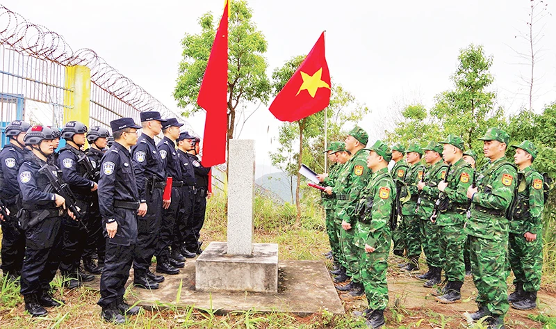Cán bộ, chiến sĩ Đồn Biên phòng Ba Sơn, Cao Lộc, Lạng Sơn (Việt Nam) phối hợp với Đại đội quản lý biên giới Ninh Minh, Quảng Tây (Trung Quốc) tiến hành hoạt động kiểm tra cột mốc biên giới.
