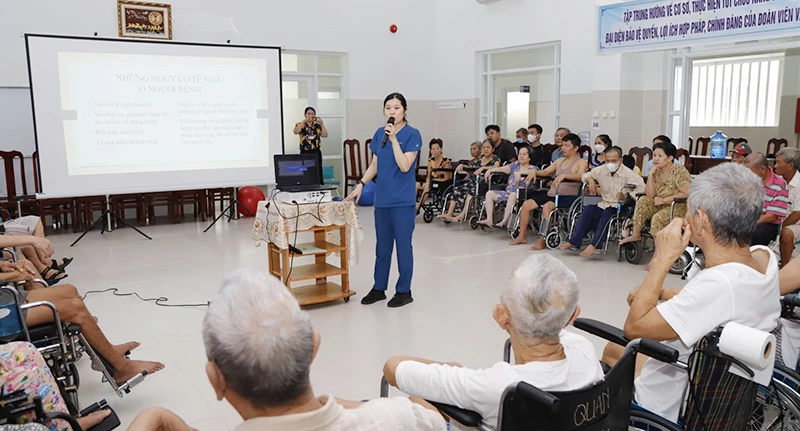 Bệnh viện Phục hồi chức năng tỉnh Tây Ninh tổ chức lớp tập huấn phục hồi chức năng cho người bệnh, người khuyết tật và người chăm sóc bệnh nhân.
