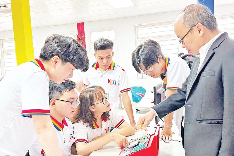 Trường đại học Công nghệ-thông tin và Truyền thông Việt Hàn, Đại học Đà Nẵng đẩy mạnh tuyển sinh, đào tạo ngành vi mạch, bán dẫn, công nghệ cao.