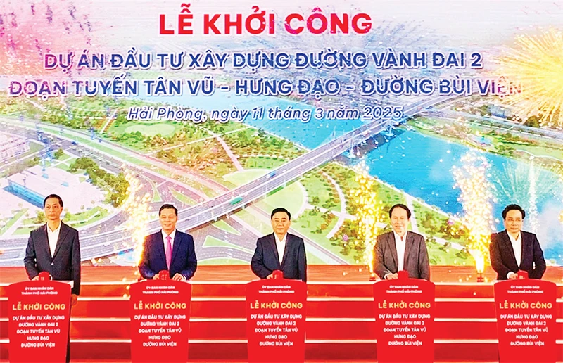 Các đại biểu nhấn nút khởi công đường vành đai 2 (đoạn tuyến Tân Vũ-Hưng Đạo-đường Bùi Viện).