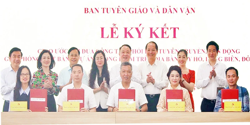 Các đơn vị, địa phương của Hà Nội ký kết đẩy mạnh công tác tuyên truyền, vận động thực hiện các dự án trọng điểm, trong đó có dự án xây dựng cầu Tứ Liên.