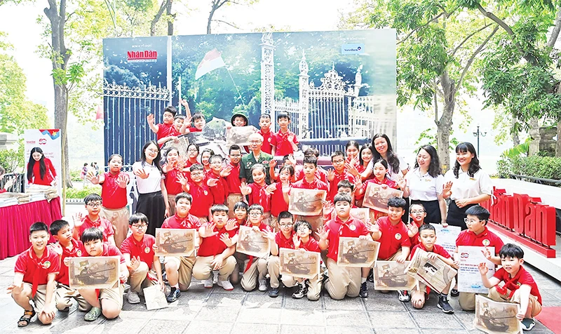 Học sinh Trường tiểu học Tràng An (Hoàn Kiếm) tham quan triển lãm. (Ảnh ĐĂNG ANH)