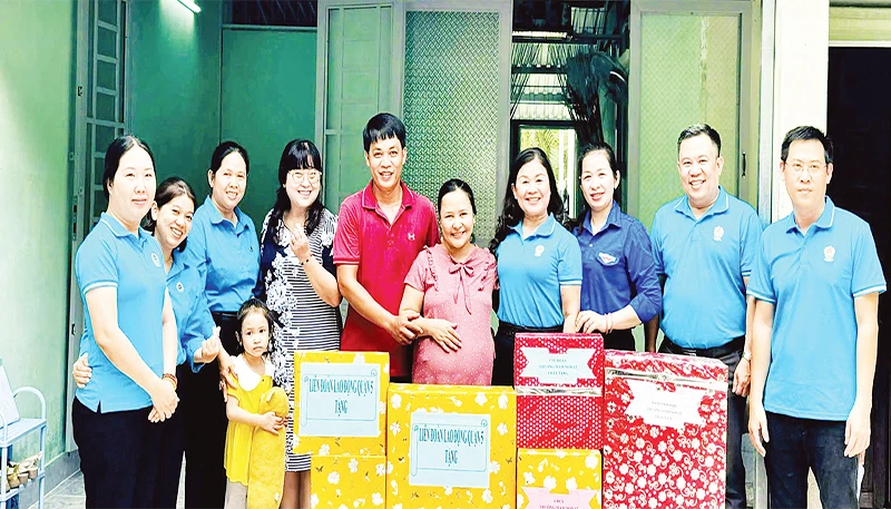 Liên đoàn Lao động Quận 5 trao tặng "Mái ấm công đoàn" cho gia đình đoàn viên có hoàn cảnh khó khăn.