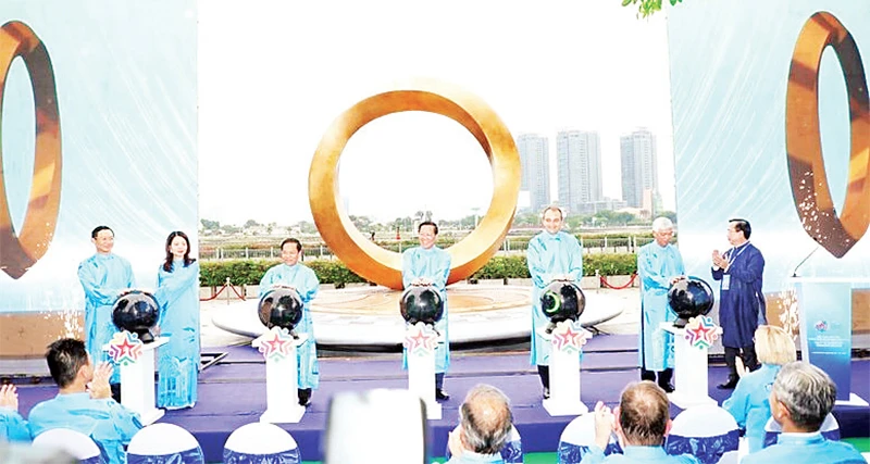 Các đại biểu thực hiện nghi thức công bố Biểu tượng Hữu nghị quốc tế diễn ra tại Thành phố Hồ Chí Minh ngày 24/9/2024. (Ảnh VGP/VŨ PHONG)