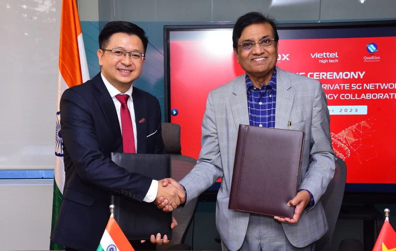Đại diện hai đơn vị ký kết chuyển giao hệ thống 5G Private.