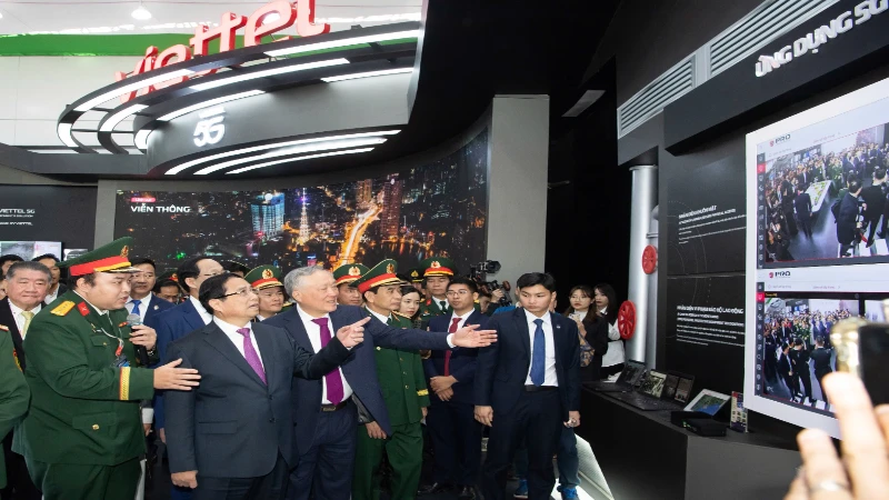 Thủ tướng Chính phủ Phạm Minh Chính cùng Đại tướng Phan Văn Giang, Ủy viên Bộ Chính trị, Phó Bí thư Quân ủy Trung ương, Bộ trưởng Quốc phòng và lãnh đạo các bộ, ngành tham quan gian hàng của Viettel.