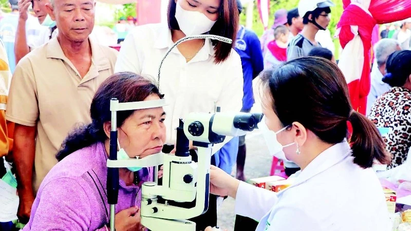 Người dân có hoàn cảnh khó khăn ở huyện Tân Hồng được khám bệnh, phát thuốc miễn phí nhân “Tháng Nhân đạo”.