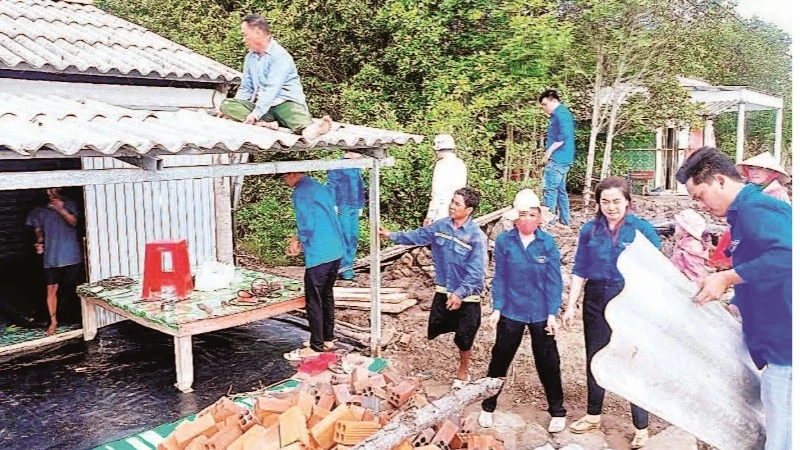 Đoàn viên, thanh niên Cà Mau hỗ trợ ngày công giúp chủ hộ tiết kiệm chi phí xây dựng nhà mới.