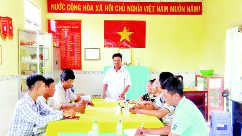 Chi bộ ấp Trường Đông B tổ chức sinh hoạt định kỳ, thảo luận giải pháp phát triển kinh tế-xã hội địa phương.