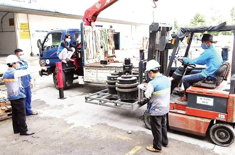 Doanh nghiệp trên địa bàn tỉnh Long An ứng dụng công nghệ xe nâng hàng hóa vào hoạt động sản xuất để giảm chi phí lao động.