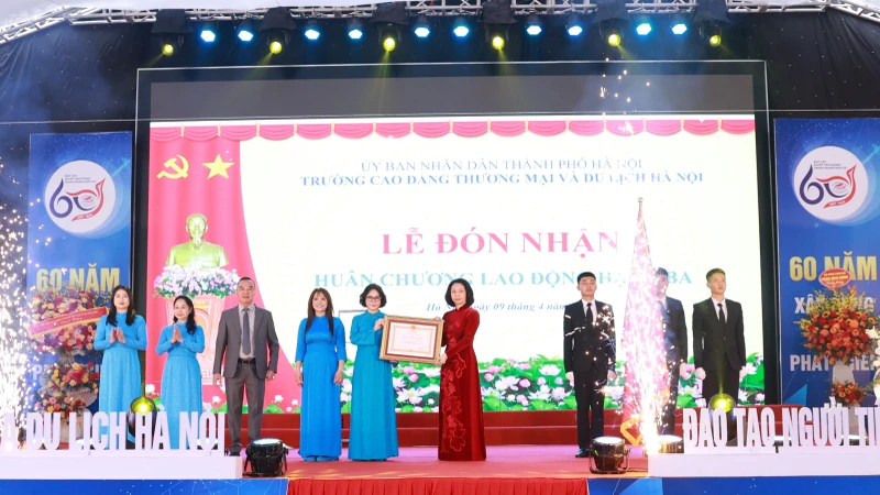 Trường cao đẳng Thương mại và Du lịch Hà Nội đón nhận Huân chương Lao động hạng Ba. 