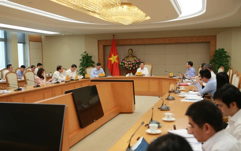 Phó Thủ tướng Trần Hồng Hà đề nghị bổ sung quy định cơ quan, tổ chức Nhà nước thẩm định báo cáo đánh giá tác động môi trường (ĐTM) có thể thực hiện xác nhận đáp ứng tiêu chí môi trường được cấp tín dụng xanh, phát hành trái phiếu xanh nếu chủ đầu tư có yêu cầu với quy chuẩn, tiêu chuẩn kỹ thuật cao hơn mức hiện hành. (Ảnh: VGP)