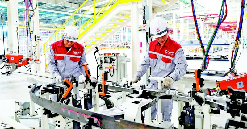 Công nhân sản xuất tại Nhà máy sản xuất Ô-tô Thành Công Việt Hưng, thành phố Hạ Long, tỉnh Quảng Ninh. (Ảnh: QUANG THỌ).