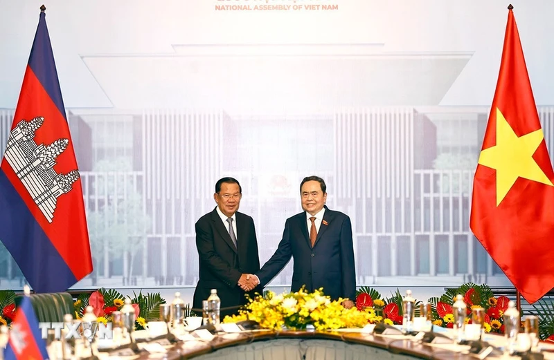 Chủ tịch Quốc hội Trần Thanh Mẫn hội kiến Chủ tịch Đảng Nhân dân Campuchia Hun Sen. (Ảnh: Doãn Tấn/TTXVN)