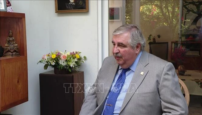 Thẩm phán Ricardo Alfredo Sodi Cuellar, Chủ tịch Tòa án Công lý bang Mexico (Estado de Mexico) chia sẻ với phóng viên TTXVN về những ấn tượng của ông về Chủ tịch Hồ Chí Minh-vị lãnh tụ vĩ đại của dân tộc Việt Nam. Ảnh: PHƯƠNG LAN/TTXVN