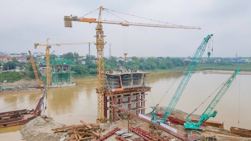 Các nhà thầu thi công cầu Phong Châu hiện đã hoàn thành việc đổ bê-tông khối K0, dự kiến đầu tháng 9 sẽ hợp long và phấn đấu trong tháng 10 tới hoàn thành, đưa công trình vào khai thác.